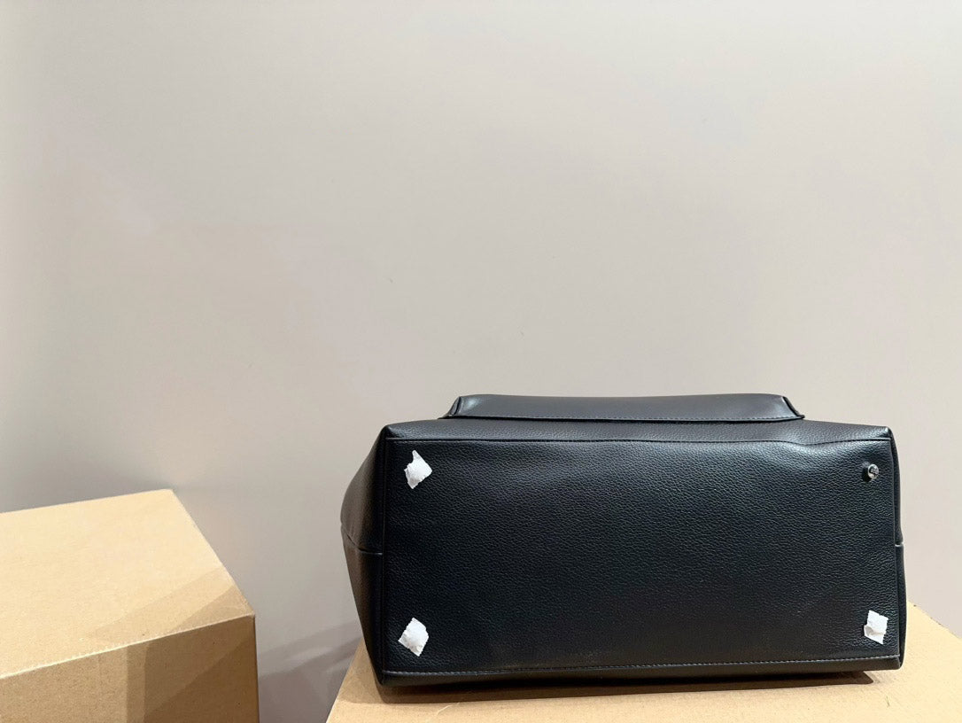 【TOD´S】レザーロゴ TRV ショッピングトートバッグ E/W MED