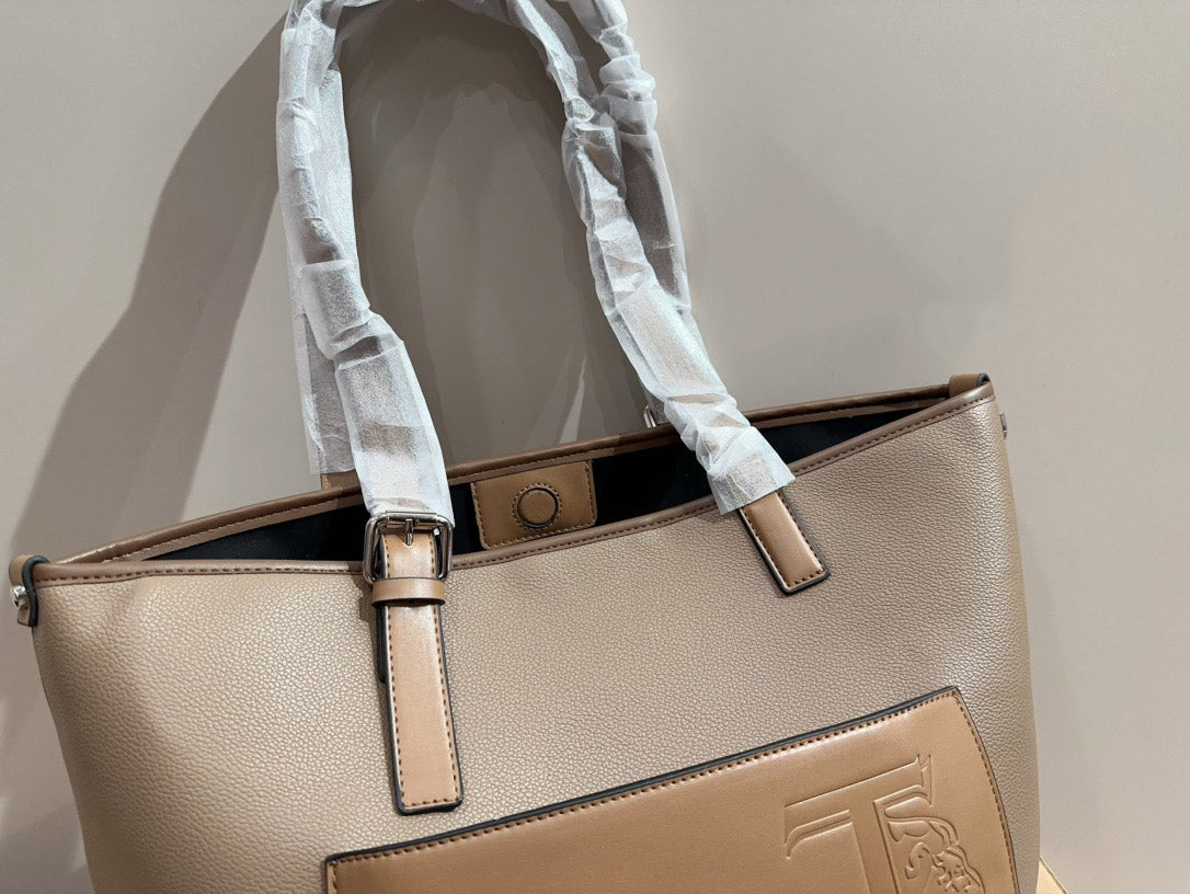 【TOD´S】レザーロゴ TRV ショッピングトートバッグ E/W MED