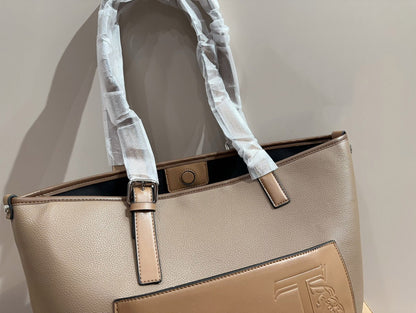 【TOD´S】レザーロゴ TRV ショッピングトートバッグ E/W MED