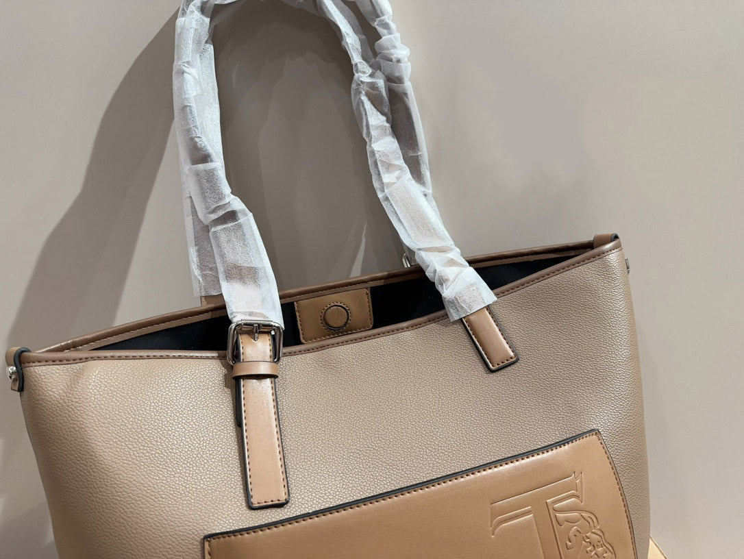 【TOD´S】レザーロゴ TRV ショッピングトートバッグ E/W MED