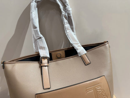 【TOD´S】レザーロゴ TRV ショッピングトートバッグ E/W MED