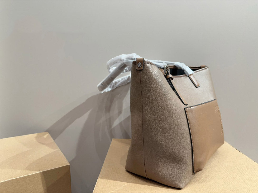 【TOD´S】レザーロゴ TRV ショッピングトートバッグ E/W MED