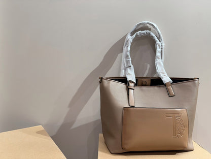 【TOD´S】レザーロゴ TRV ショッピングトートバッグ E/W MED