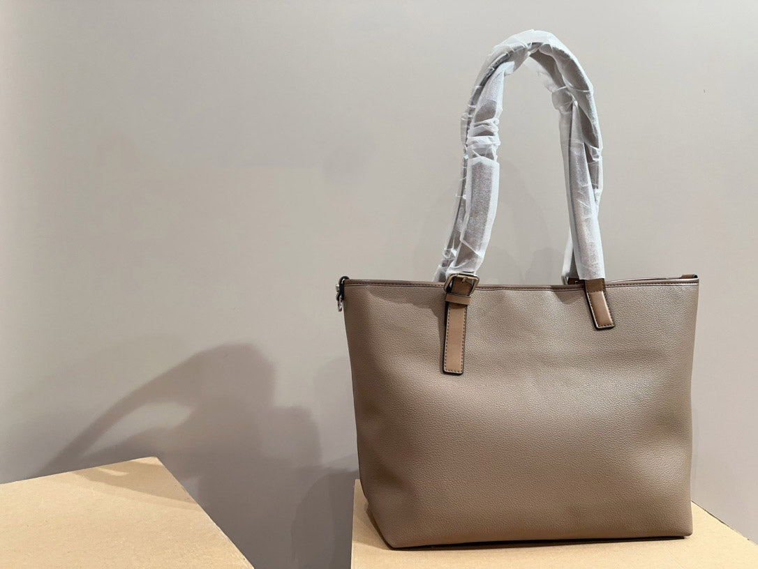 【TOD´S】レザーロゴ TRV ショッピングトートバッグ E/W MED